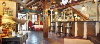 Suite 7 with Mountain Views, Shared Terrace, and Wi-Fi