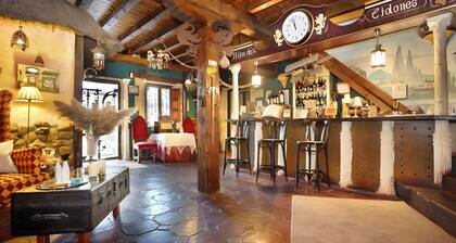 Suite 7 with Mountain Views, Shared Terrace, and Wi-Fi