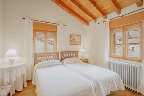 5 bedrooms, iron/ironing board, free WiFi, bed sheets - Country House 'El Hidalgo' with Mountain Views, Private Garden and Wi-Fi (Sotresgudo)