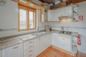 Fridge, microwave, oven, stovetop - Country House 'El Hidalgo' with Mountain Views, Private Garden and Wi-Fi (Sotresgudo)