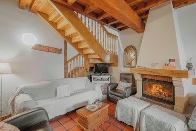 Country House 'El Hidalgo' with Mountain Views, Private Garden and Wi-Fi