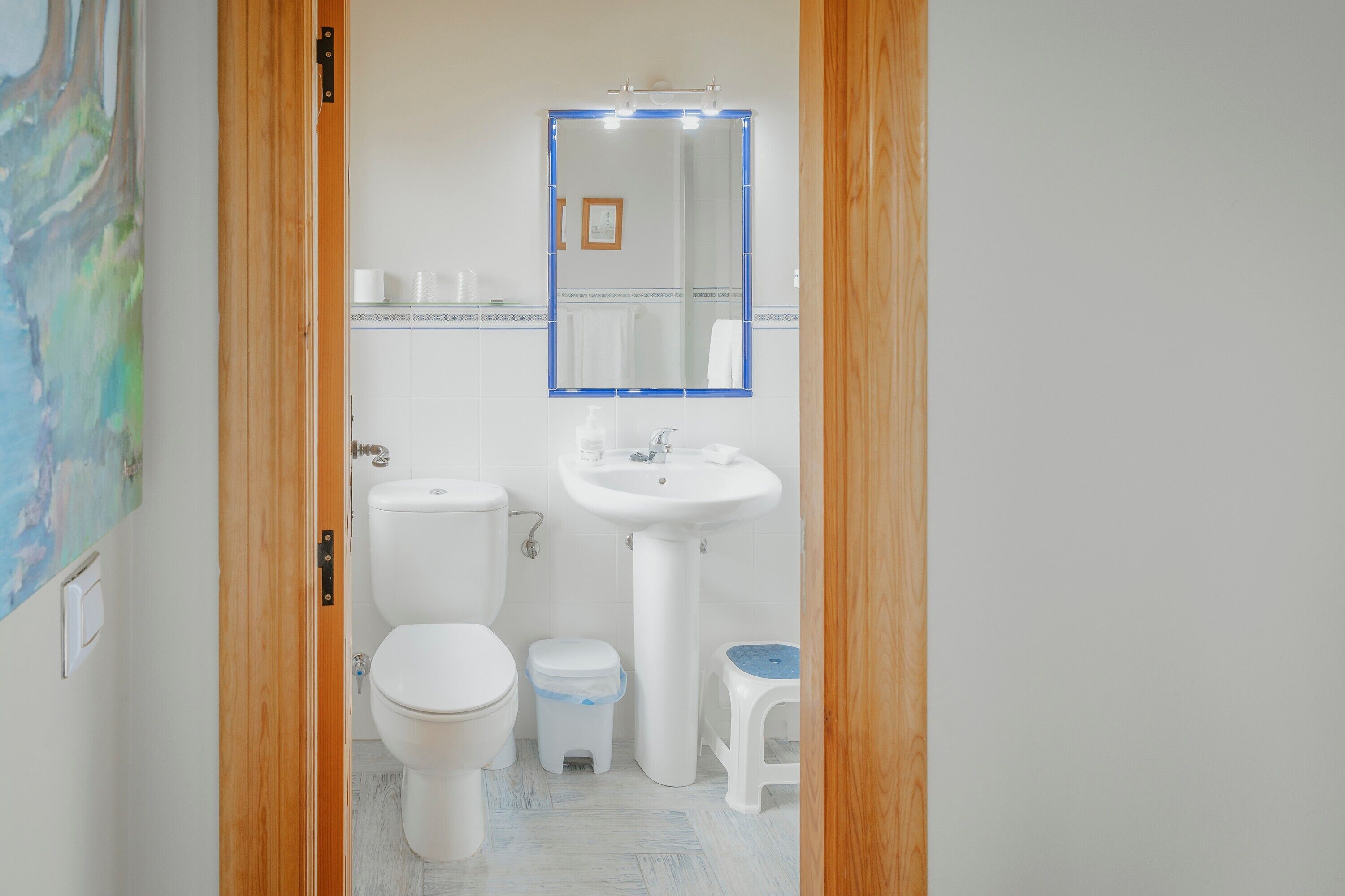 Ein Badezimmer mit Toilette, Waschbecken und Spiegel.