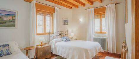 5 bedrooms, iron/ironing board, free WiFi, bed sheets