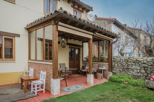 Country House 'El Hidalgo' with Mountain Views, Private Garden and Wi-Fi