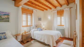 5 chambres, fer et planche à repasser, Wi-Fi gratuit, draps fournis