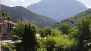 A mountainous landscape with a building in the foreground. - Apartment 'Yerga' with Wi-Fi (Tella)