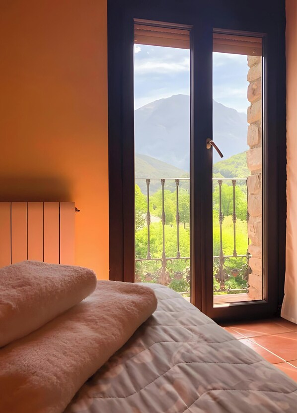 4 bedrooms, iron/ironing board, free WiFi, bed sheets - Apartment 'Yerga' with Wi-Fi (Tella)