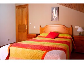 Tabla de planchar con plancha, wifi gratis y ropa de cama 