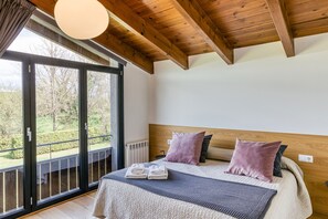 5 bedrooms, iron/ironing board, free WiFi, bed sheets - Villa 'La Solfa' with Mountain Views, Wi-Fi and Air Conditioning (Les Preses)