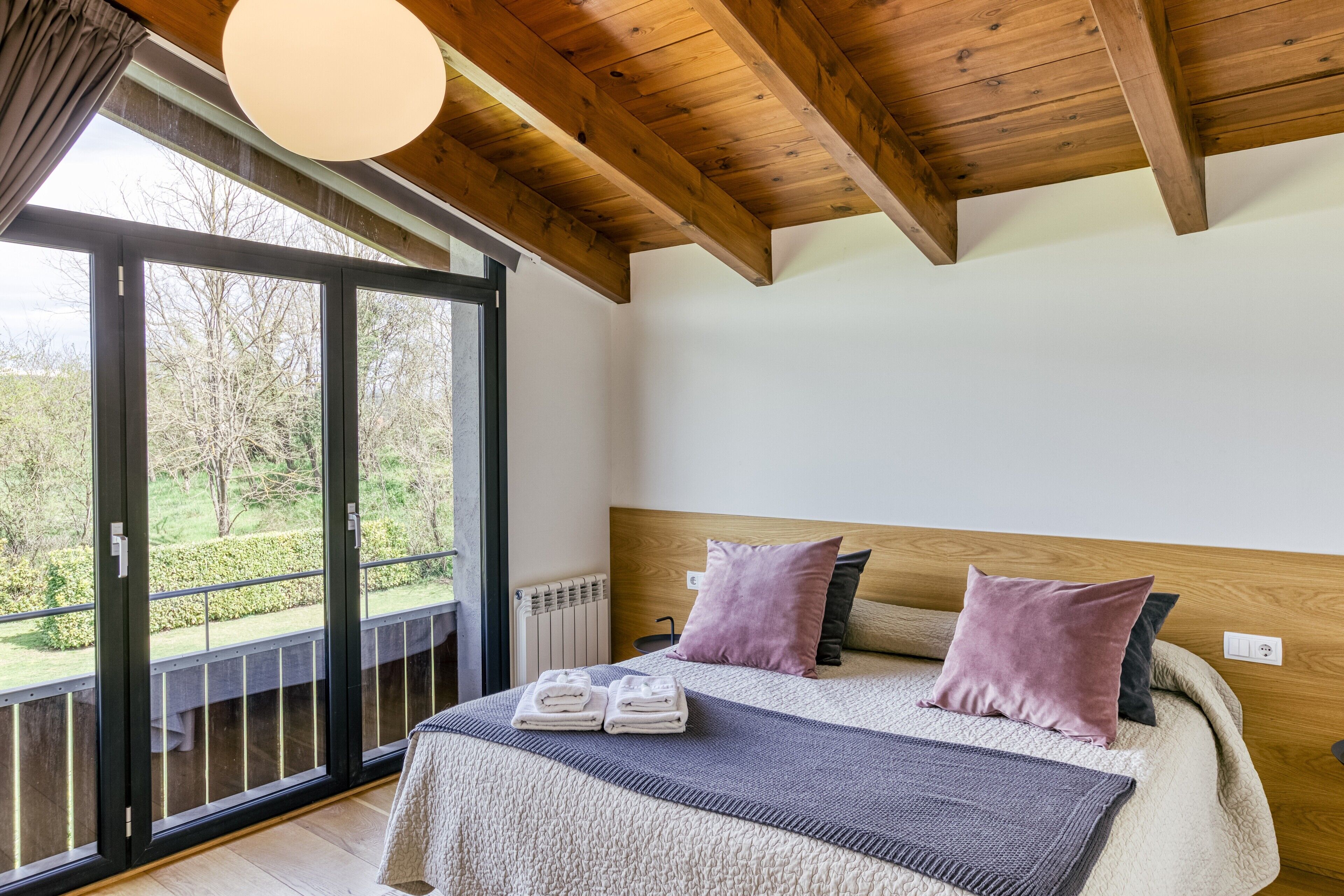 5 bedrooms, iron/ironing board, free WiFi, bed sheets