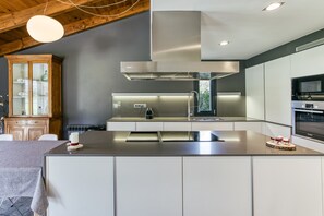 Geladeira, micro-ondas, fogão, cooktop