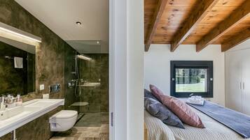 Een douche, handdoeken