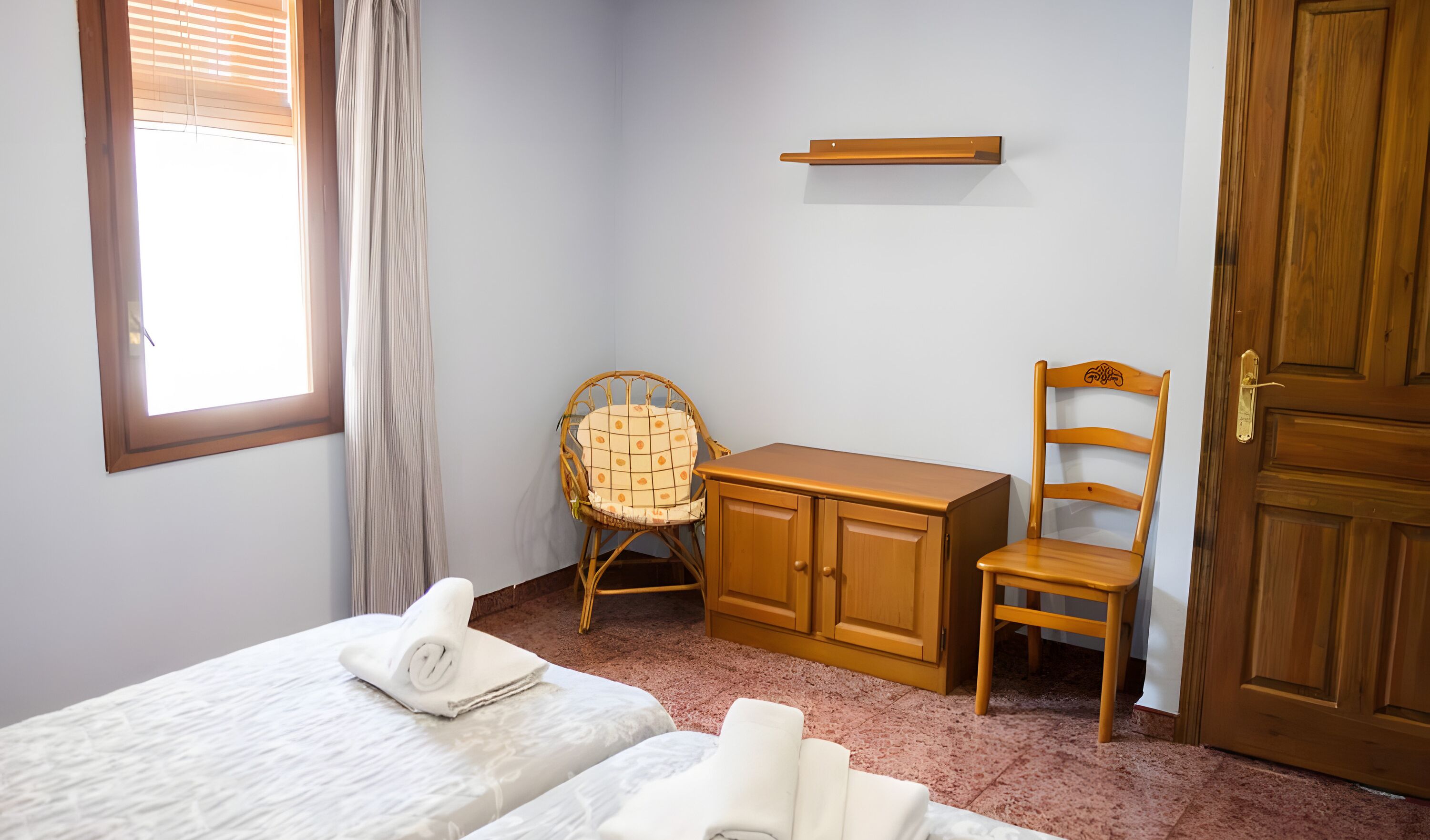 1 slaapkamer, een strijkplank/strijkijzer, gratis wifi, beddengoed