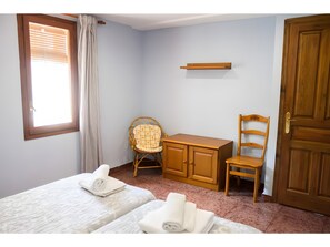 1 chambre, fer et planche à repasser, accès au Wi-Fi (inclus)