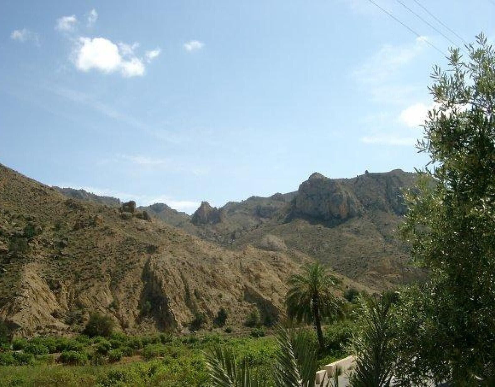 Un paysage montagneux caractérisé par un terrain rocheux et une végétation clairsemée.