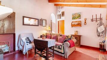 Una televisión, una chimenea