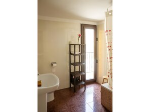 Douche, séchoir à cheveux, serviettes fournies