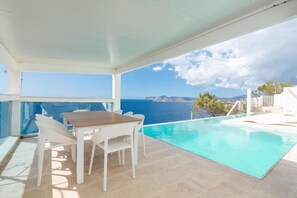 Outdoor dining - Villa 'Port Adriano' with Sea View, Wi-Fi and Air Conditioning (El Toro)