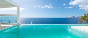 Villa 'Port Adriano' met zeezicht, wifi en airconditioning