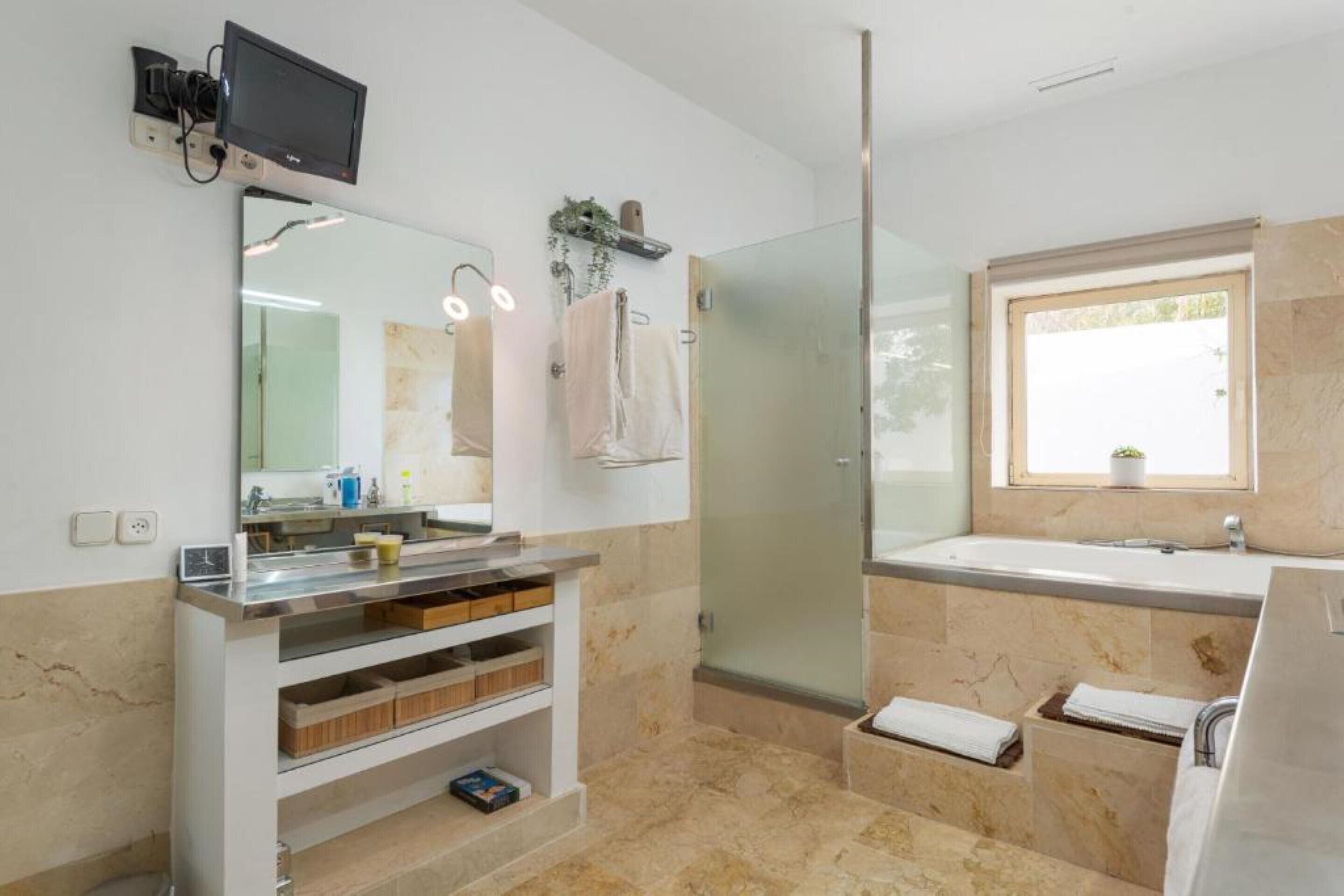 Douche, sèche-cheveux, serviettes fournies