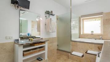 Douche, sèche-cheveux, serviettes fournies