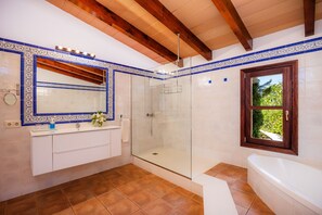 Douche, sèche-cheveux, serviettes fournies