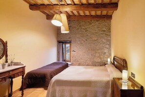 6 bedrooms, free WiFi, bed sheets
