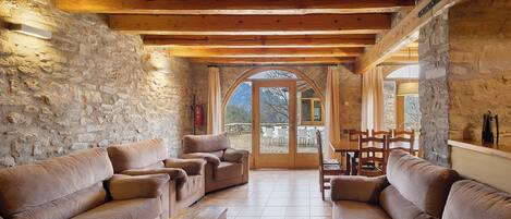 Televisión, chimenea y tenis de mesa