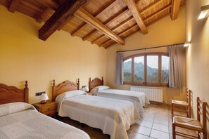 6 bedrooms, free WiFi, bed sheets - Country House 'La Serra' with Mountain View, Private Pool and Wi-Fi (Vilada)