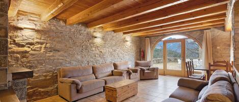TV, fireplace, ping pong
