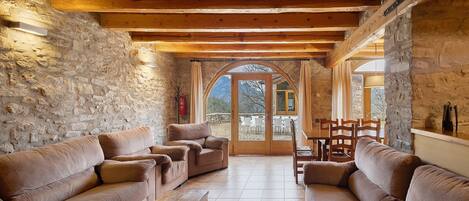 Téléviseur, foyer, table de ping-pong