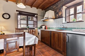 Frigorífico, microondas, horno y placa de cocina