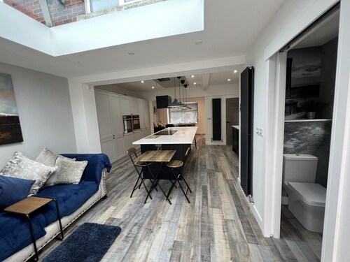 Whole house -Sleeps4-Parking-Garden-BikingHiking