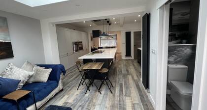 Whole house -Sleeps4-Parking-Garden-BikingHiking