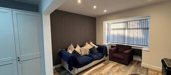 Whole house -Sleeps4-Parking-Garden-BikingHiking