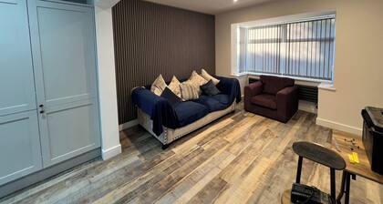 Whole house -Sleeps4-Parking-Garden-BikingHiking