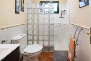 Suihku, hiustenkuivaaja, pyyhkeet