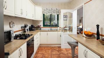 Coffee/tea maker, fridge, microwave, oven