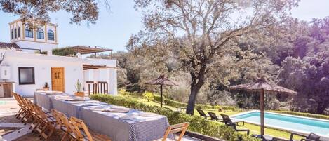 تناول الطعام بالخارج