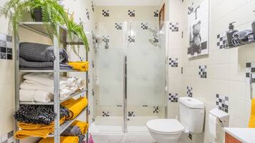 Een douche, een haardroger, handdoeken