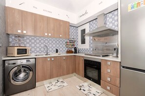 Jääkaappi, mikroaaltouuni, uuni, liesi