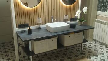 Ducha, secador de pelo, toallas