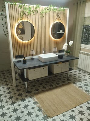 Chuveiro, secador de cabelo, toalhas de banho 