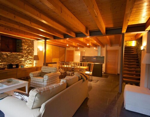 Country House 'Guillem Completa' with Lake View, Wi-Fi and Air Conditioning