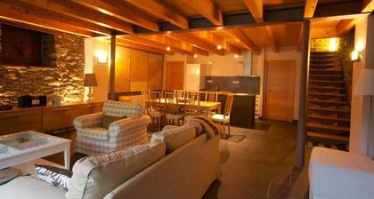 Country House 'Guillem Completa' with Lake View, Wi-Fi and Air Conditioning