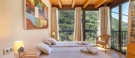 7 bedrooms, iron/ironing board, free WiFi, bed sheets