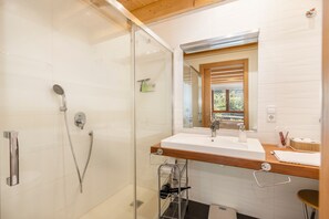 Dusche, Haartrockner, Handtücher