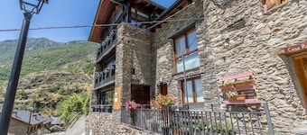 Country House 'Guillem Completa' with Lake View, Wi-Fi and Air Conditioning