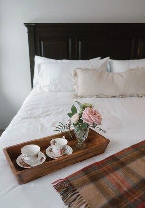 Premium Room | Individually decorated, individually furnished, blackout drapes - Highland Glen Lodge (Anchorage)