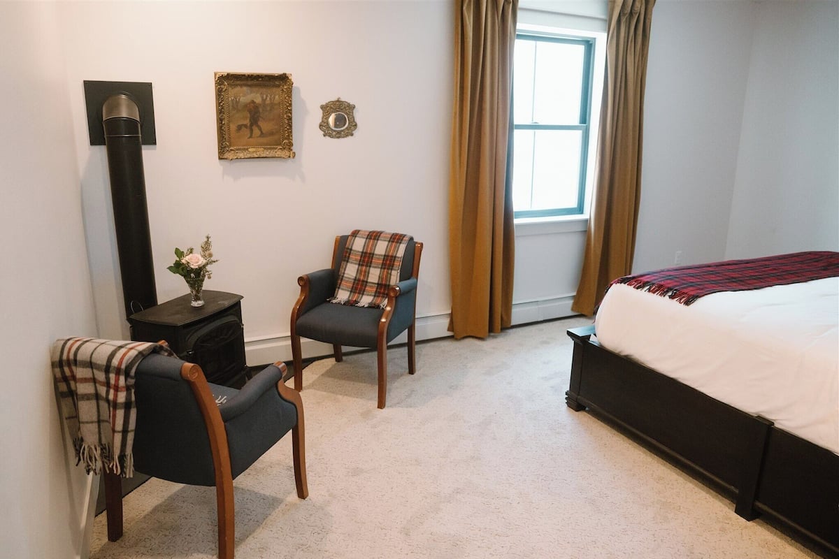 Premium Room | Individually decorated, individually furnished, blackout curtains